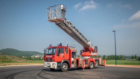Drehleiter DL(A)-K 23-12 mit gedrehtem Leiterpark