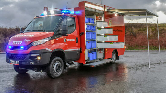 Gerätewagen Gefahrgut GW-G mit seitlich ausgefahrener Markise