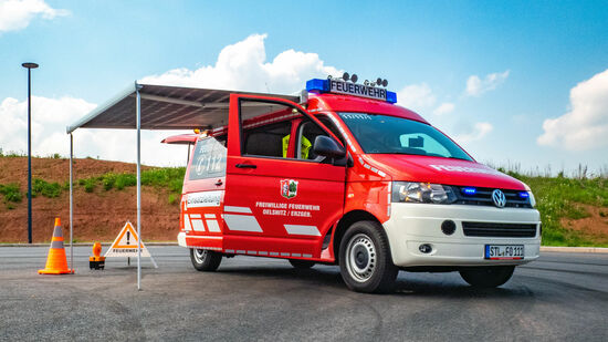 Einsatzleitwagen ELW1 mit seitlich ausgefahrener Markise