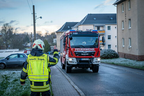 Unser HLF trifft an der Einsatzstelle ein. Erste Anweisungen kommen vom Einsatzleiter.