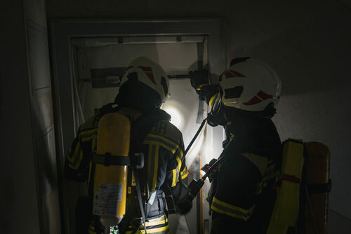 Der Oelsnitzer Angriffstrupp setzt einen Rauchvorhang, um anschließend in die Brandwohnung vorzugehen.
